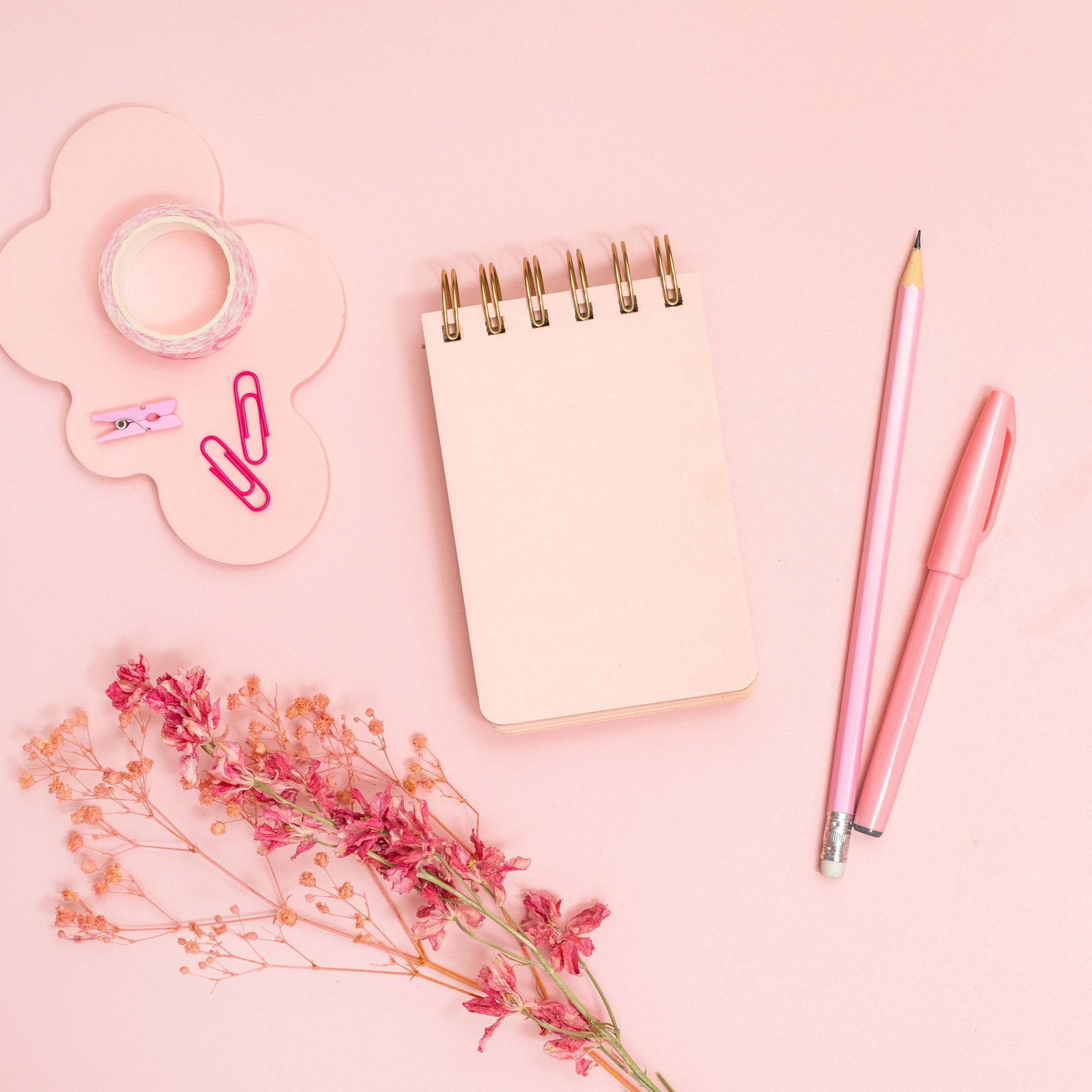 Von oben: Notizbuch und Stift auf dem Schreibtisch, Flat lay